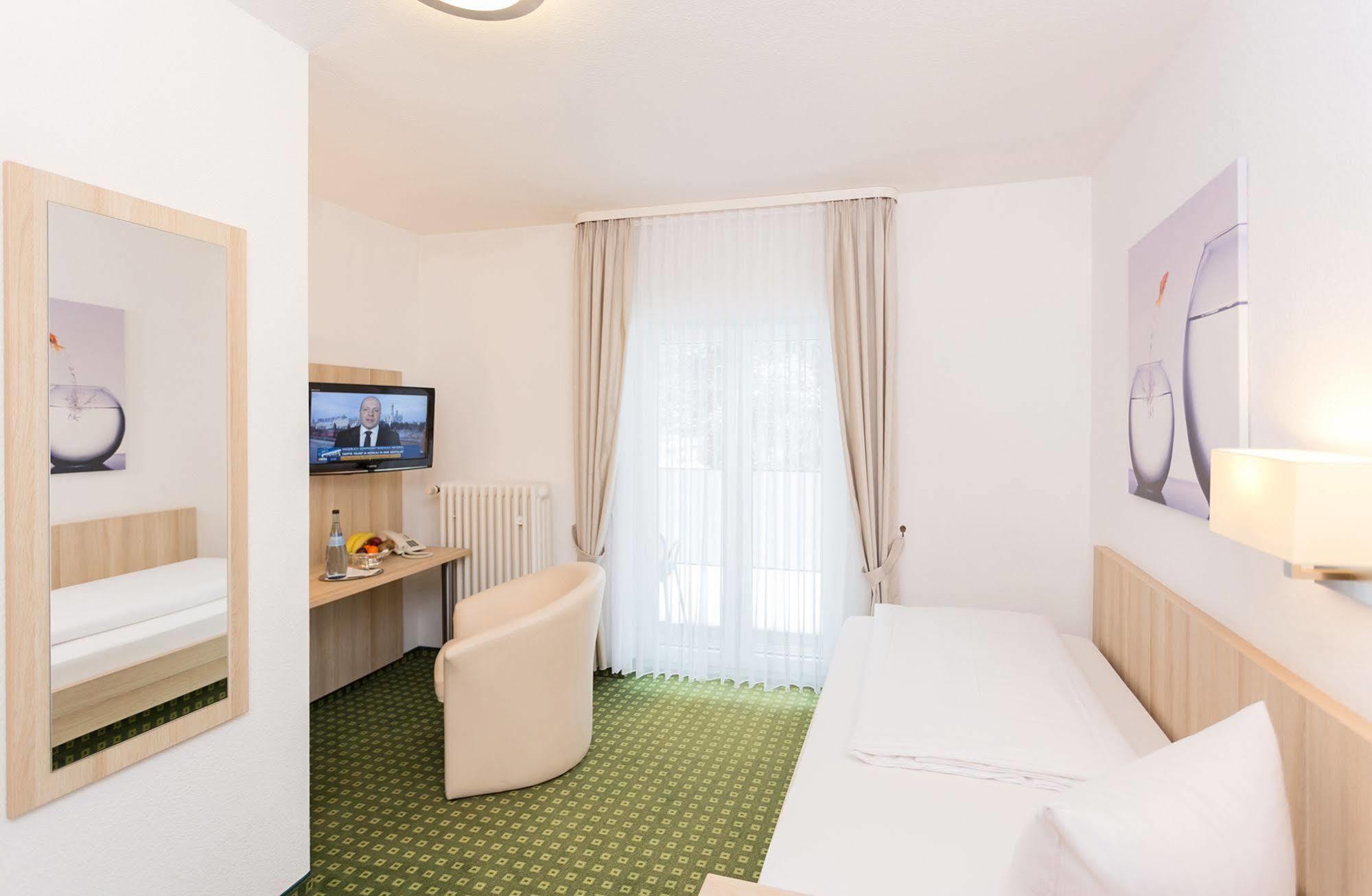 Hotel Pfaelzer Wald Bad Bergzabern Dış mekan fotoğraf